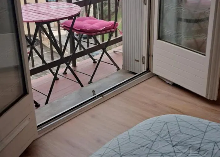Sophie Dispo Des Le 14 Juin Jusqu'au 20 Aout Et Novembre 50m Des Cures Avec Son Coin Nuit Cosy Petit Balcon Vue Degagee Wifi Place Parking Ascenseur 公寓 *